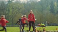 trainer met kinderen
