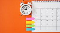 Kalender met klok en post-its