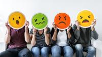 mensen met emoji's voor hun gezicht
