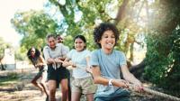 Kinderen trekken met veel plezier aan een touw