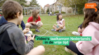 Kinderen zitten in een kring op het gras met een bol wol tussen hen, met de titel 'Video's taalkansen Nederlands in de vrije tijd'.