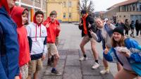 Kinderen en jongeren spelen samen