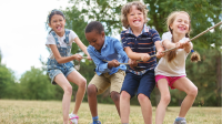 Kinderen die touwtrekken