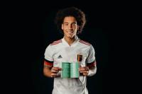 Axel Witsel toont voetbalwoordenboekje