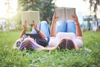 2 meisjes lezen een boek