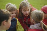 Vrouw geeft sporttraining aan kinderen