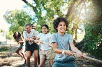 Kinderen trekken met veel plezier aan een touw