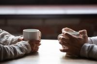 Twee personen houden koffie vast