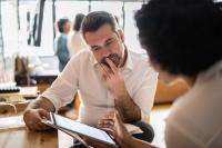 Man en vrouw kijken geconcentreerd op Ipad