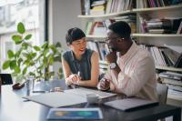 Collega's praten en glimlachen