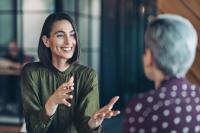 Vrouwen praten met handgebaren