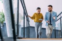 Collega's wandelen op trap