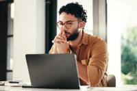 Man denkt achter pc