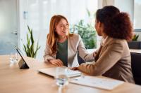 Vrouw steunt collega