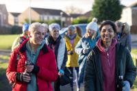 Mensen wandelen samen